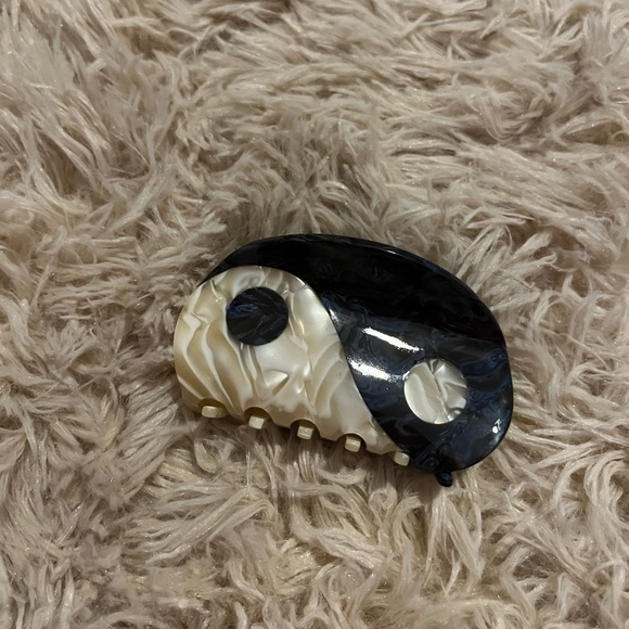 Urban Outfitters Accessories - Yin & Yang Clip🤍